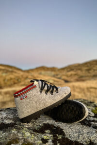 Afterski skoen på fjelltur afterski sko på fjellet