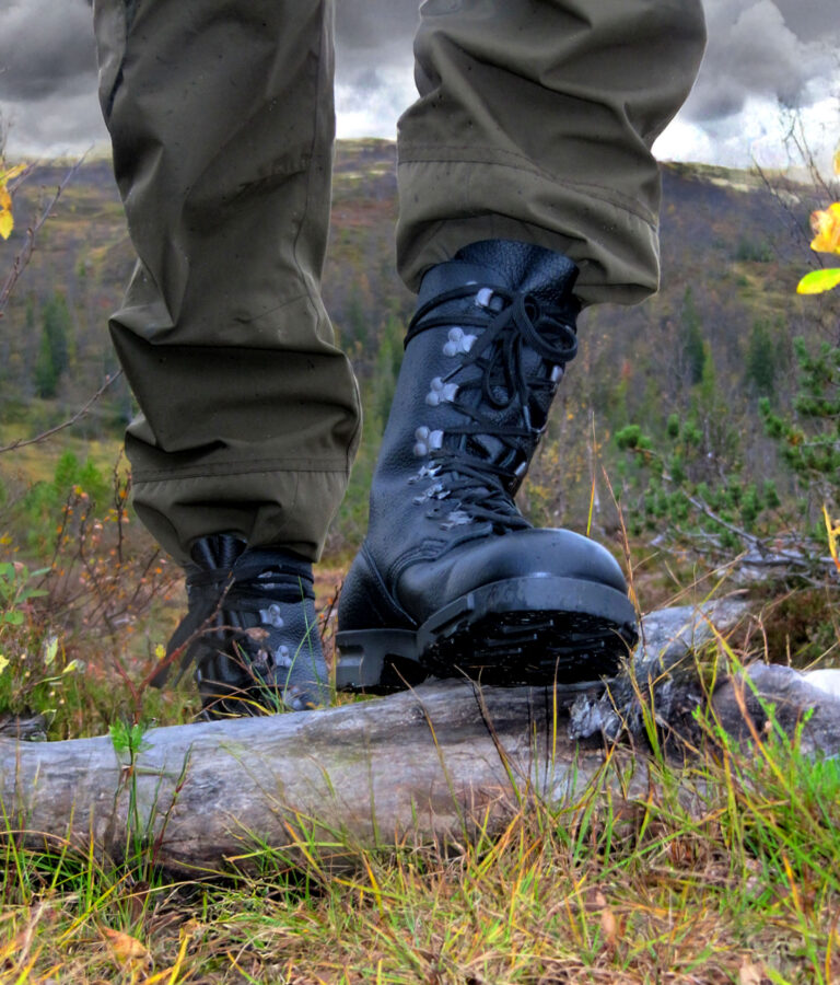 Ung jeger i norsk høstterreng med M77-støvler