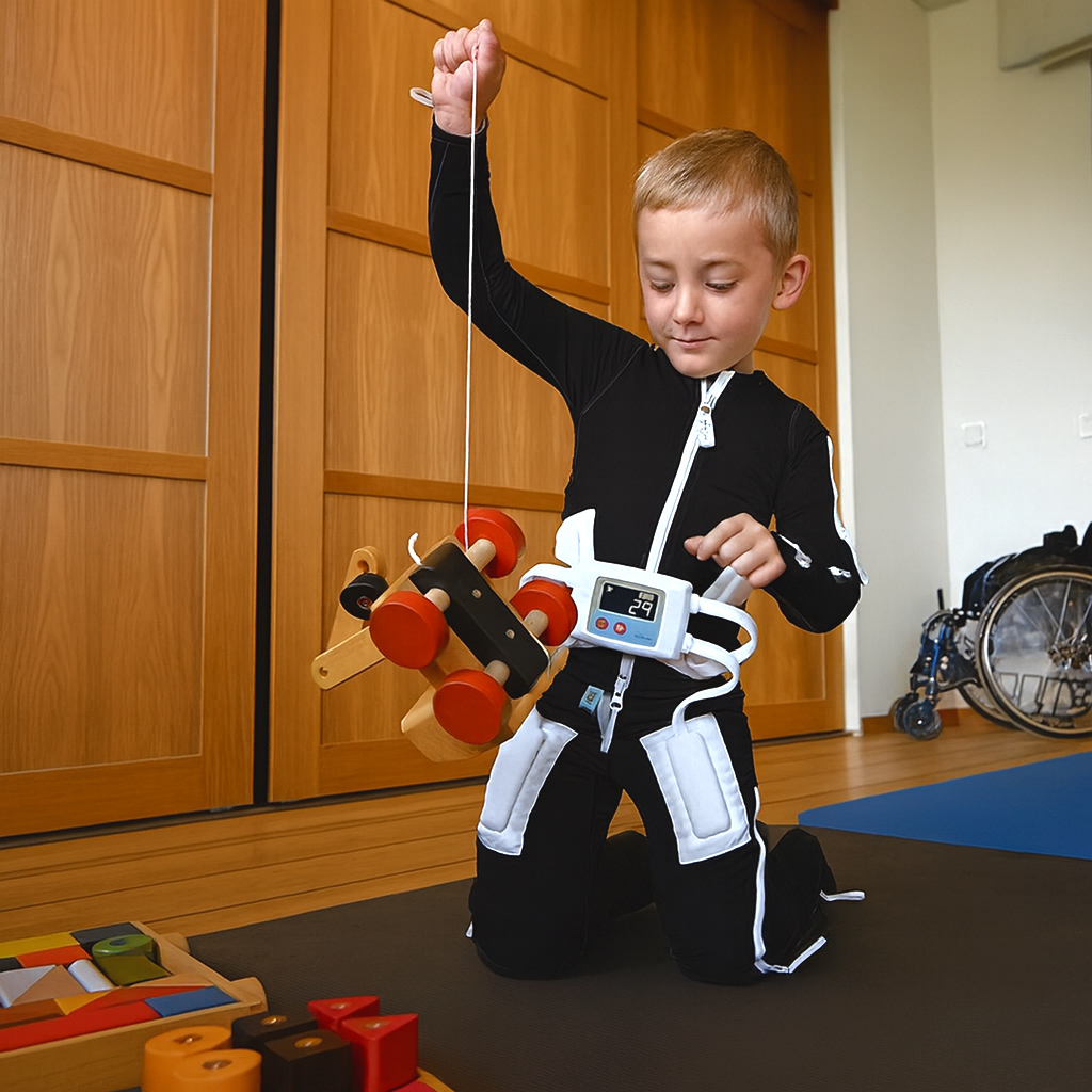 Barn med ottobock drakt som leker