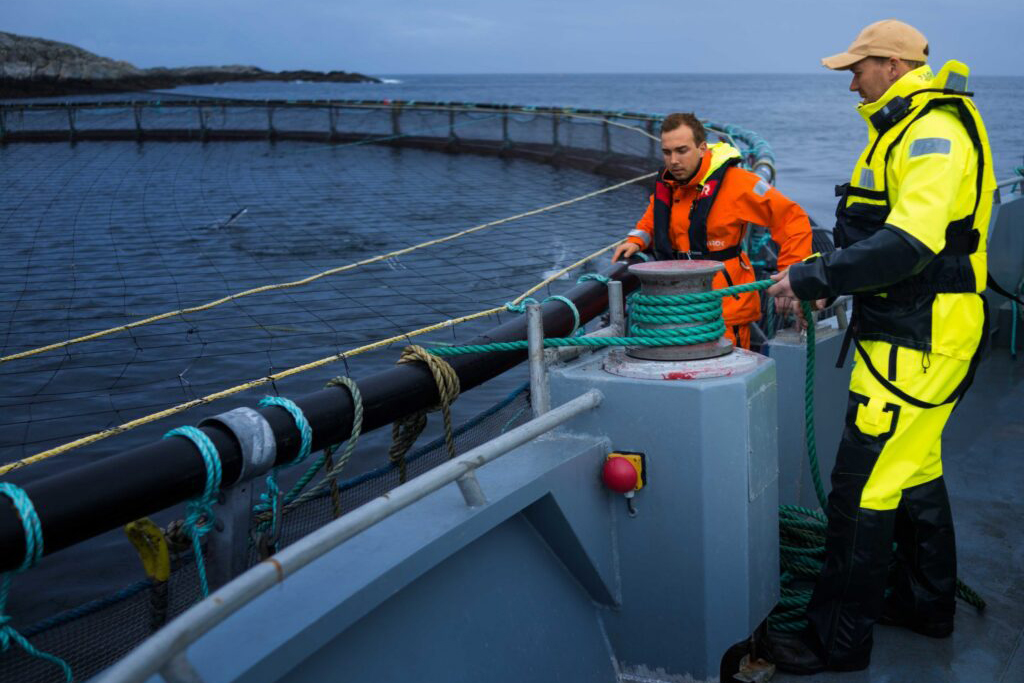menn på båt med Ragnarok klær fra Protex