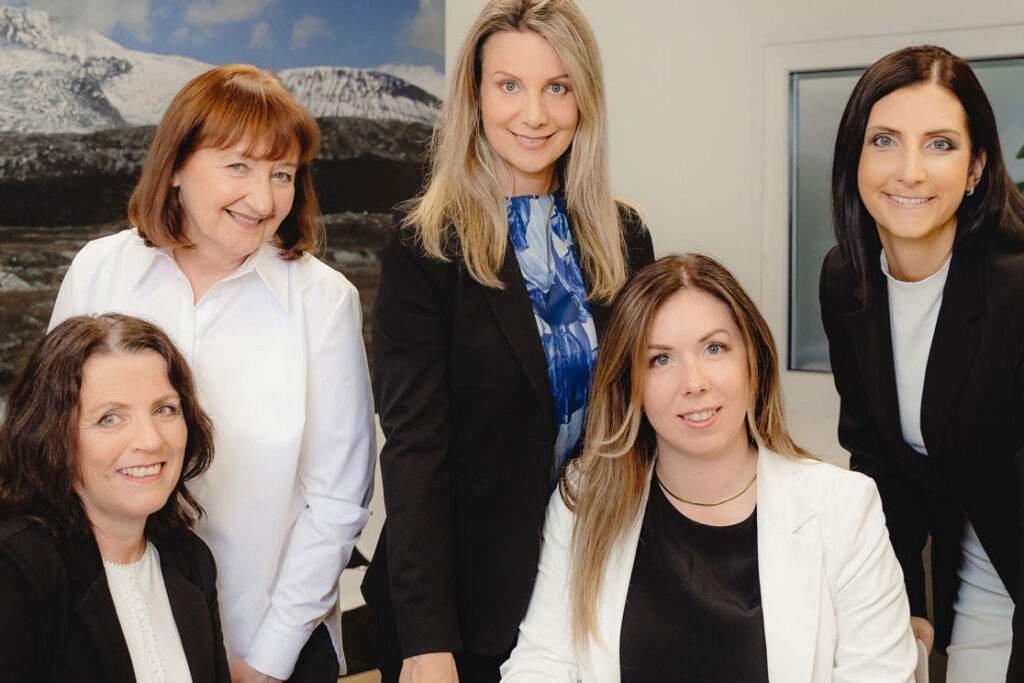 fem ansatte fra Protex Norge og Protex Balti som smiler og arbeider sammen.