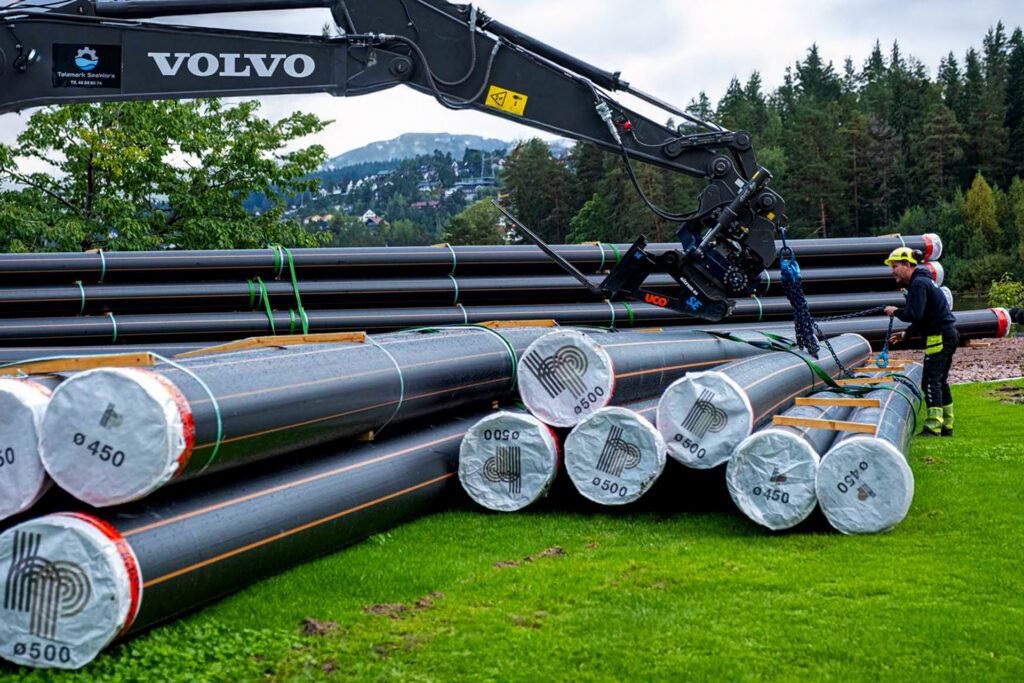 rørhetter på rør som ligger på gress