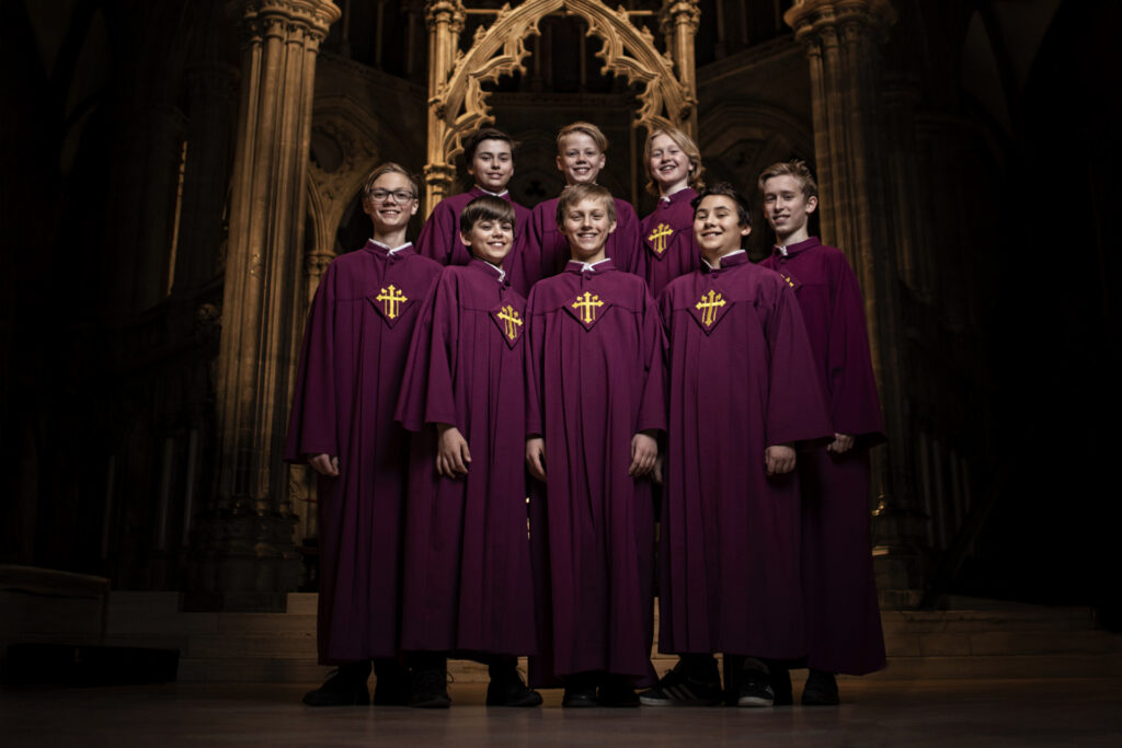 nidarosdomen guttekor poserer i Figura korkapper